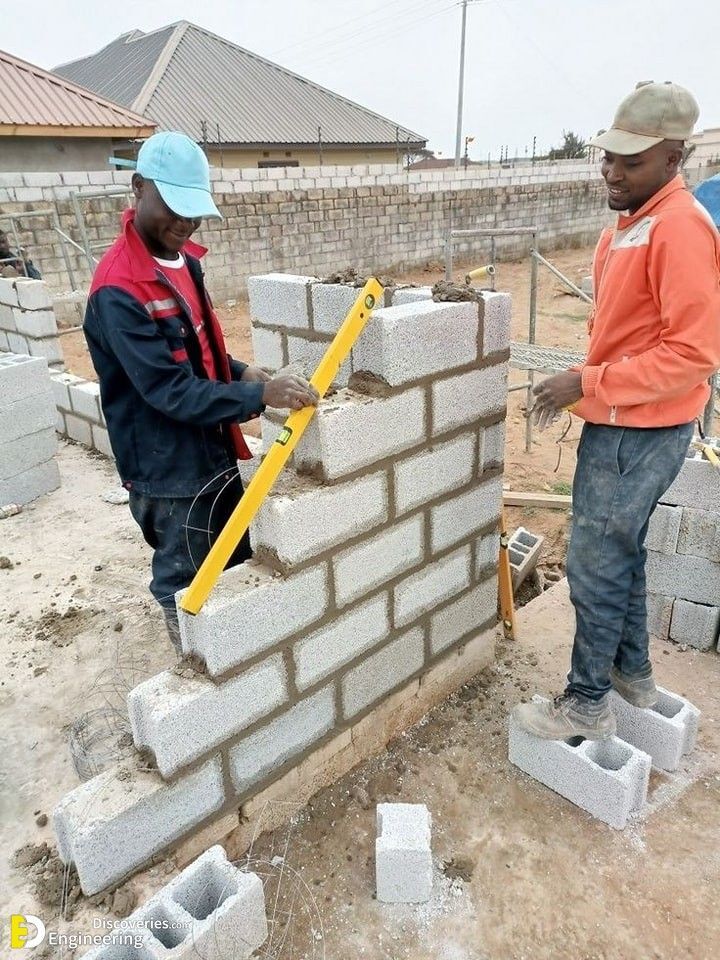 Maçons ORT Bâtiment construisant un mur en parpaings
