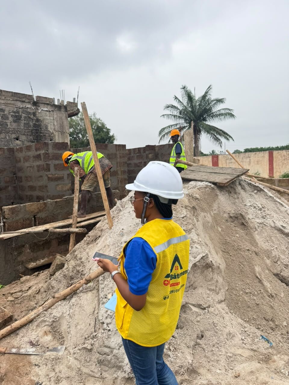 Ingénieure d'ORT Bâtiment supervisant un chantier de construction