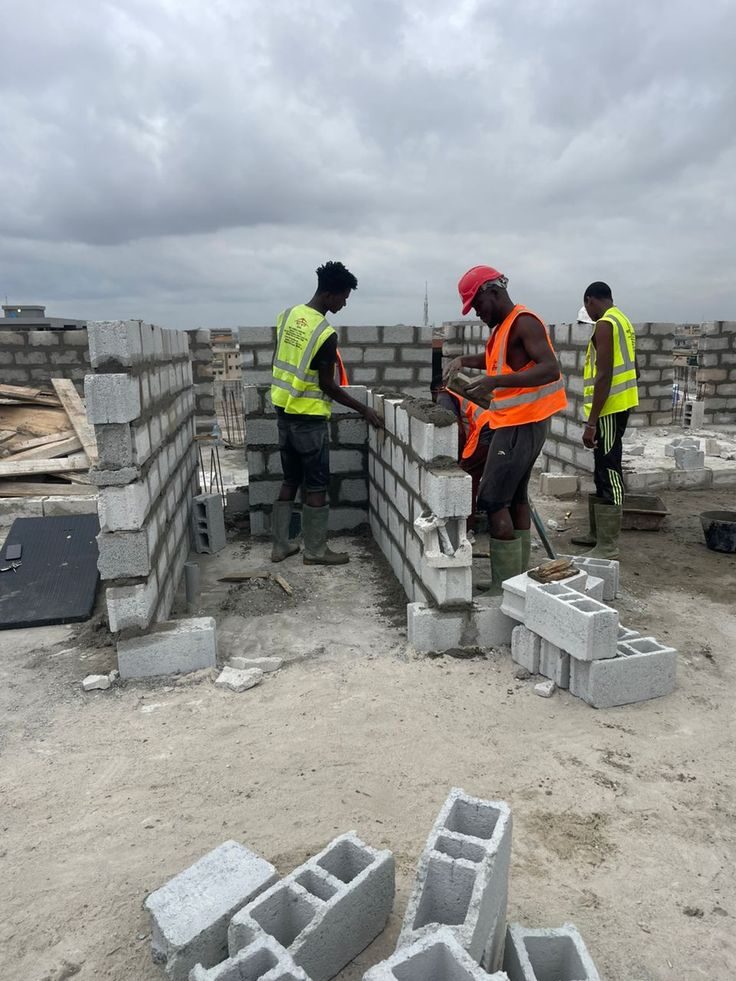 Matériaux de construction empilés sur un chantier