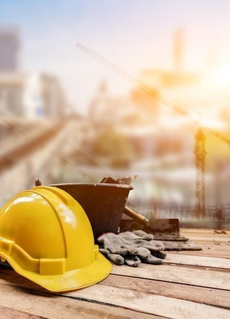 Casque de chantier et matériaux de construction ORT Bâtiment