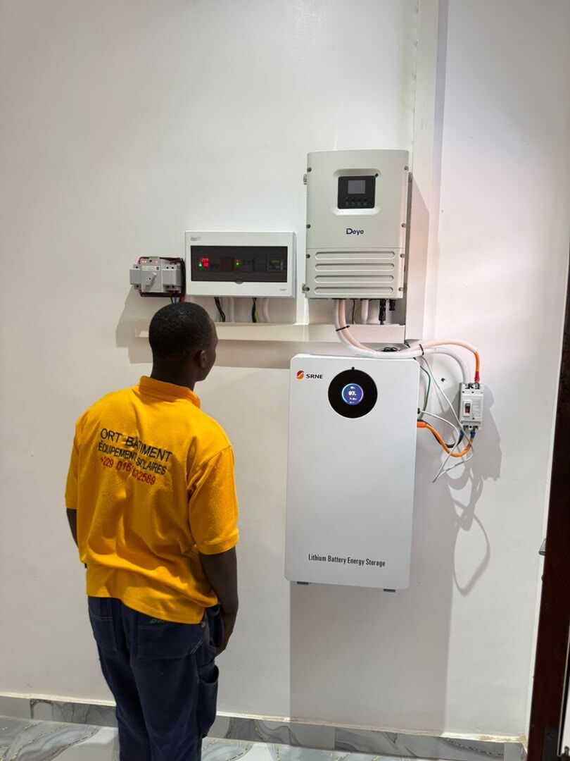 Technicien ORT Bâtiment installant un système solaire résidentiel