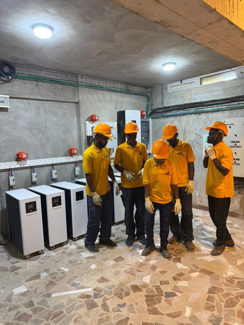 Équipe ORT Bâtiment lors d'une installation solaire